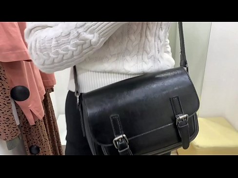 ❤️ Offentlig onani af ung kælling FeralBerry med en dildo i prøverummet Porno at da.mailkassa.ru ️